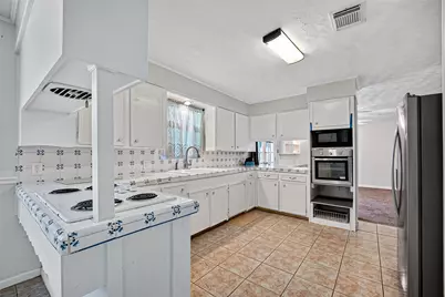 802 W Sterling Street, Baytown, TX 77520 - Photo 7