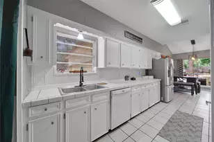 1728 E Lake Dr, Huntsville, TX 77340 - Photo 13