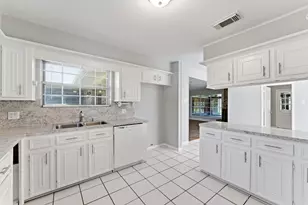 18 Panorama Dr, Conroe, TX 77304 - Photo 9