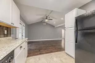 1026 Lobitt St, Alvin, TX 77511 - Photo 9
