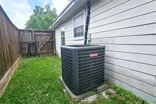 6946 Cole Creek Dr, Houston, TX 77092 - Photo 9