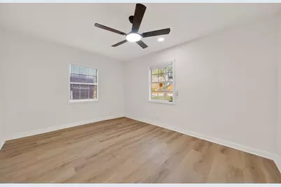 907 S 3rd Street, La Porte, TX 77571 - Photo 5