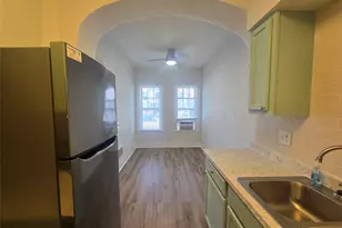 725 Broadway Ave, Galveston, TX 77550 - Photo 1