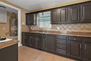 1008 Largo St, Baytown, TX 77520 - Photo 5