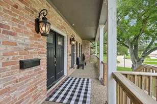 18611 Point Lookout Dr, Nassau Bay, TX 77058 - Photo 3