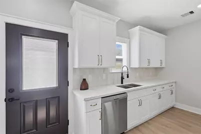 5034 Mallow Street, Houston, TX 77033 - Photo 7