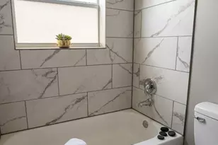122 Pineview Dr, Houston, TX 77012 - Photo 5