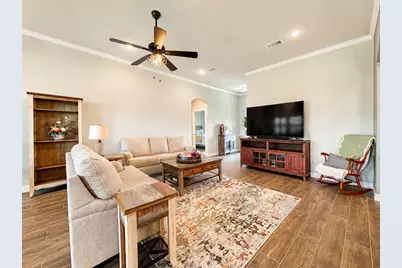 319 Yorktown Avenue, Clute, TX 77531 - Photo 5