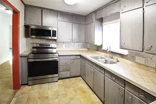 327 W Mulberry St, Fredericksburg, TX 78624 - Photo 5