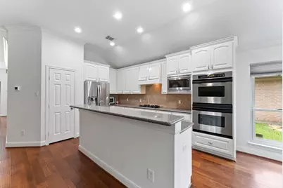 23 S Manorcliff Place, The Woodlands, TX 77382 - Photo 19