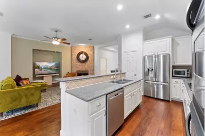 23 S Manorcliff Place, The Woodlands, TX 77382 - Photo 15