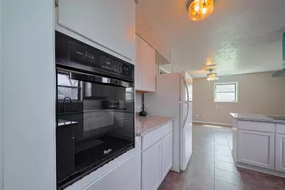 111 N 11th Street, Highlands, TX 77562 - Photo 11
