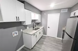 2015 Rosalee St, La Marque, TX 77568 - Photo 9