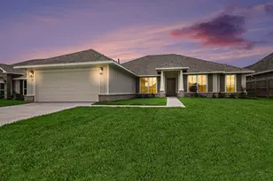 720 Greystone Ln, Angleton, TX 77515 - Photo 1