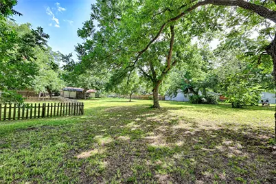725 S Market Street, Flatonia, TX 78941 - Photo 23