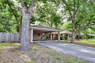 725 S Market St, Flatonia, TX 78941 - Photo 3