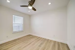 919 E 37th St, Houston, TX 77022 - Photo 15