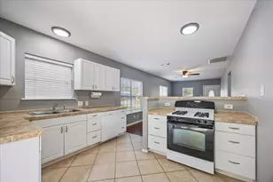 2105 Lawrence St, Houston, TX 77008 - Photo 3