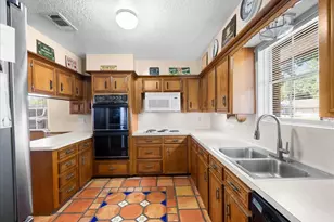 12615 Old River Dr, Mont Belvieu, TX 77523 - Photo 9
