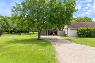 1103 Green Ave, Palacios, TX 77465 - Photo 3