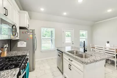 326 Yorktown Avenue, Clute, TX 77531 - Photo 13