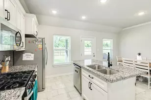 326 Yorktown Ave, Clute, TX 77531 - Photo 13