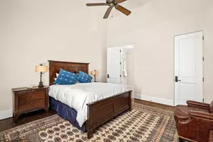 852 Country Ln, Houston, TX 77024 - Photo 37