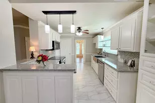 205 Peppermint Dr, Lake Jackson, TX 77566 - Photo 3