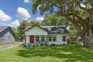705 4th St, Sealy, TX 77474 - Photo 1