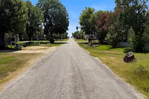 211 Morton Ave, Palacios, TX 77465 - Photo 3