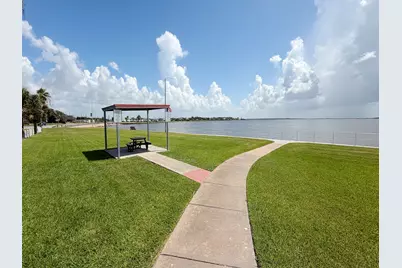 211 Morton Avenue, Palacios, TX 77465 - Photo 15