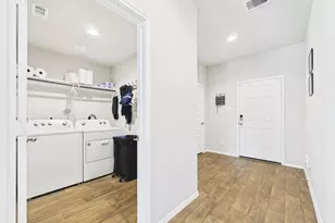 3919 Hawaiian Ct, Baytown, TX 77521 - Photo 5