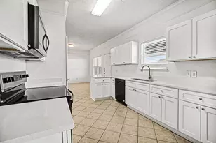 9116 Dolphin Cir, Texas City, TX 77591 - Photo 9