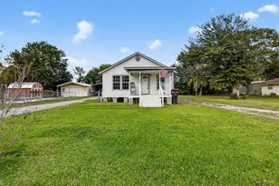 701 Lee Ave, Anahuac, TX 77514 - Photo 1