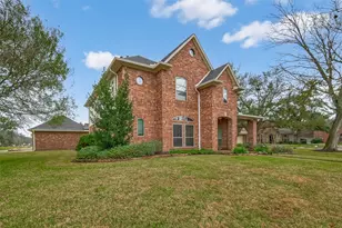 51 English Oak Ct, Lake Jackson, TX 77566 - Photo 1