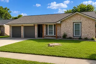 13638 Greenridge Dr, Sugar Land, TX 77498 - Photo 3