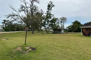 304 Edgewater Dr, Clute, TX 77531 - Photo 9