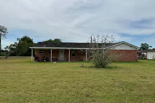 304 Edgewater Dr, Clute, TX 77531 - Photo 5