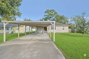 207 Farrer St, Angleton, TX 77515 - Photo 1