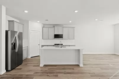 112 Water Grass Trail, Clute, TX 77531 - Photo 5