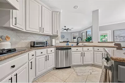 27 E Shale Creek Circle, The Woodlands, TX 77382 - Photo 5