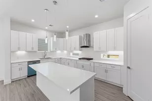 1424 W 34th 1/2 St, Houston, TX 77018 - Photo 11