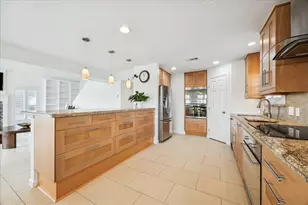 270 Isles End Rd, Tiki Island, TX 77554 - Photo 7