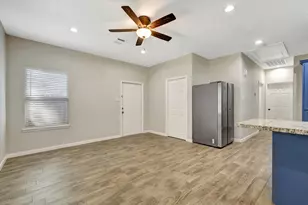 904 W Sealy St, Alvin, TX 77511 - Photo 3