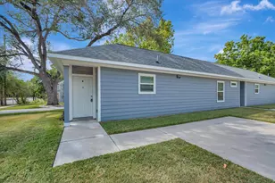 904 W Sealy St, Alvin, TX 77511 - Photo 1