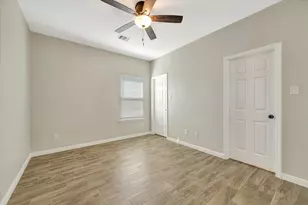 904 W Sealy St, Alvin, TX 77511 - Photo 13