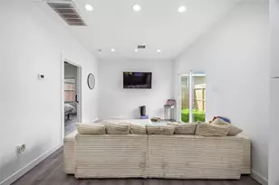 8614 Peachtree St, Houston, TX 77016 - Photo 3