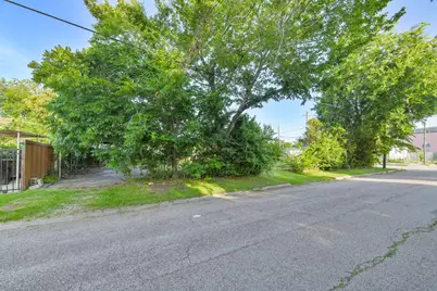 200 E Defee Avenue, Baytown, TX 77520 - Photo 15
