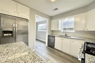 1302 Cypress St, Alvin, TX 77511 - Photo 5