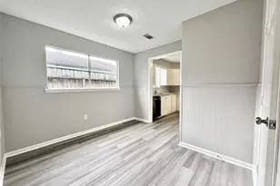 1302 Cypress St, Alvin, TX 77511 - Photo 7